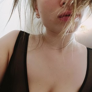 AimeeLoves naked before webcam in live video chat
