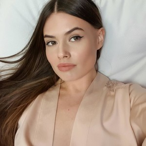 AliceaPaul naked before webcam in live video chat