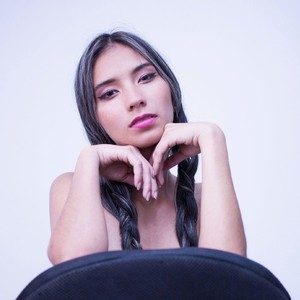 Annasshim_ naked before webcam in live video chat