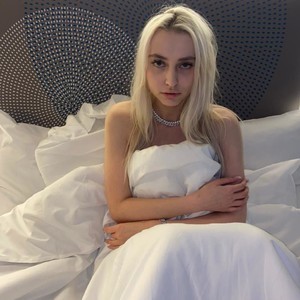 Baby_Carissa naked before webcam in live video chat