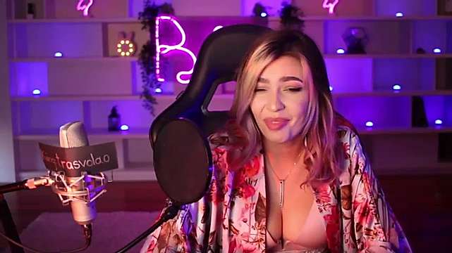 BelleTy naked stripping on cam for live sex video chat