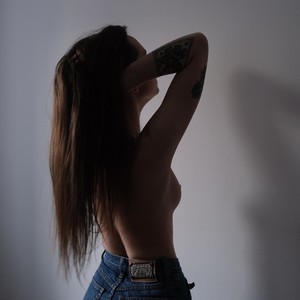 Emmi__ naked before webcam in live video chat