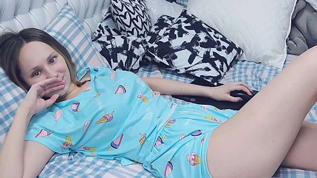 Fly_fairy naked stripping on cam for live sex video chat