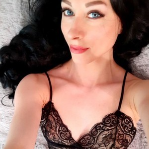 HotyAmelie naked before webcam in live video chat