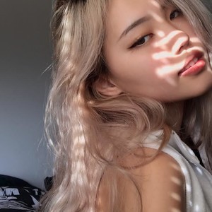 Jenni_sweety naked before webcam in live video chat