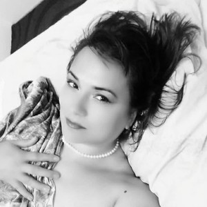 LadyAva10 naked before webcam in live video chat