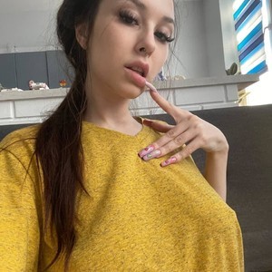 LellaaStar naked before webcam in live video chat