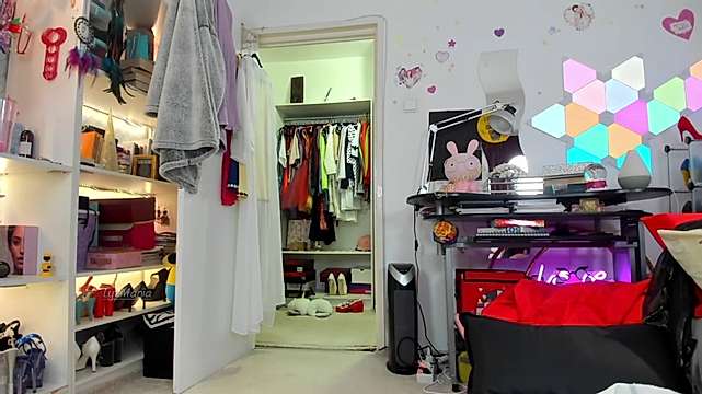 LyzMania naked stripping on cam for live sex video chat