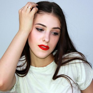 MadinaUna naked before webcam in live video chat