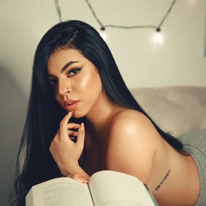 Miss_kim18 naked before webcam in live video chat