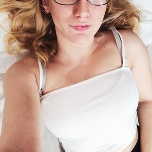 MonicMoon18 naked before webcam in live video chat