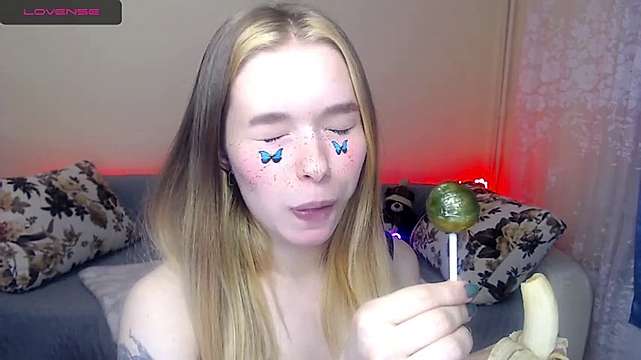 Olyahub naked stripping on cam for live sex video chat