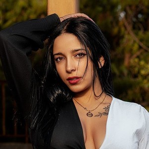 Poliana_Daw naked before webcam in live video chat