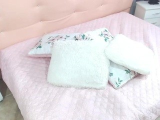 sara-rouge naked in her Live Sex Chat