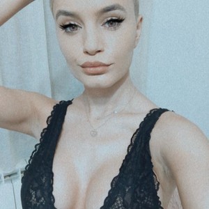SashaaWild naked before webcam in live video chat
