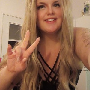 SavannahFoxox naked before webcam in live video chat