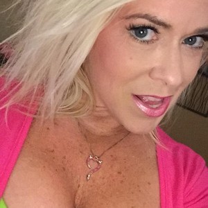 SavannahSteel naked before webcam in live video chat