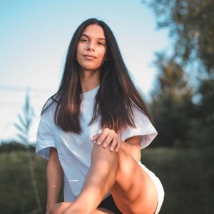 Tarabenz1 naked before webcam in live video chat