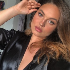 Tiffanytoohot naked before webcam in live video chat