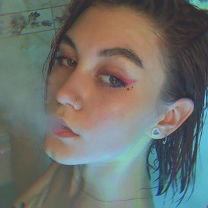 Viola_May naked before webcam in live video chat