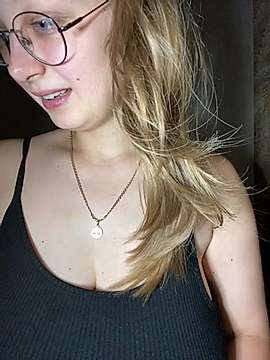 WinnerStephanie naked stripping on cam for live sex video chat