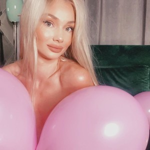 Yveline naked before webcam in live video chat
