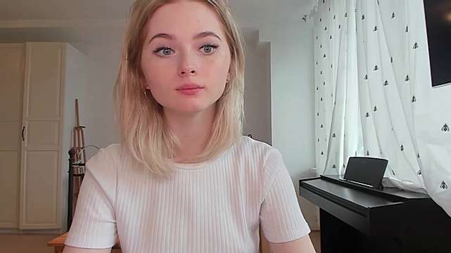 oneyvaine naked stripping on cam for live sex video chat
