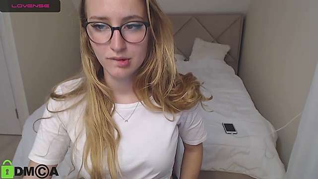 prettyli naked stripping on cam for live sex video chat