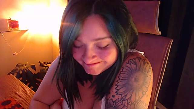 Victoria_Red naked stripping on cam for live sex video chat