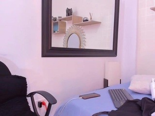 Bella-Regann naked in her Live Sex Chat