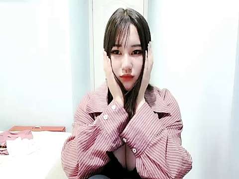 Ella_EllaXX naked stripping on cam for live sex video chat