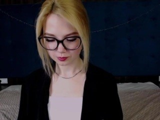 HoneyXShot naked in her Live Sex Chat