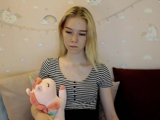 Litl-Mia naked in her Live Sex Chat
