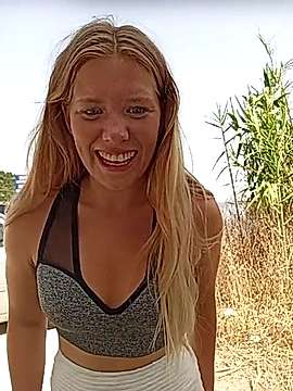 PrettyDaisyy naked stripping on cam for live sex video chat