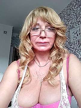 Samanta_bates naked stripping on cam for live sex video chat