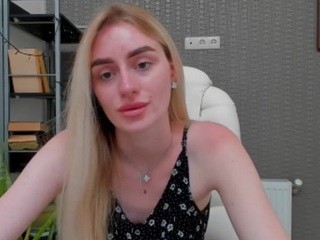 BlondElvira naked in her Live Sex Chat