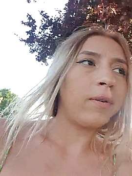 DiamondLiss naked stripping on cam for live sex video chat
