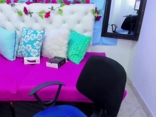 Hanna-Ros naked in her Live Sex Chat