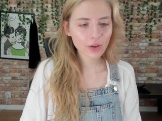 SaskiaDragon naked in her Live Sex Chat