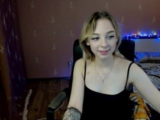 SkyKrystal naked in her Live Sex Chat