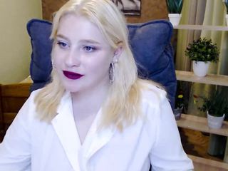 Valeri-Brigh naked in her Live Sex Chat