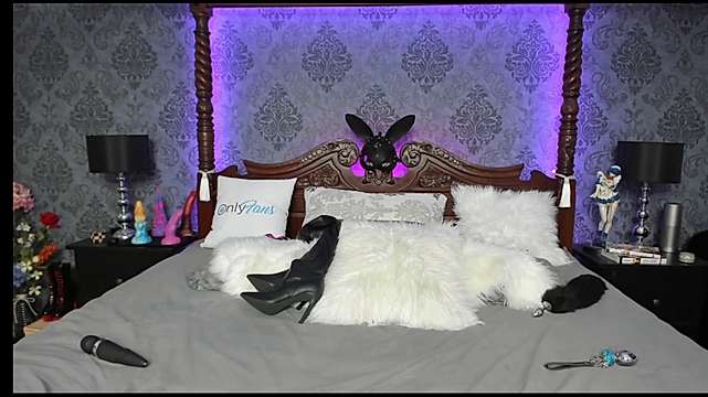 BettyNoir naked stripping on cam for live sex video chat