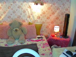 Bronze-Doll naked in her Live Sex Chat