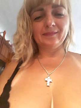 Eva_Kisis naked stripping on cam for live sex video chat