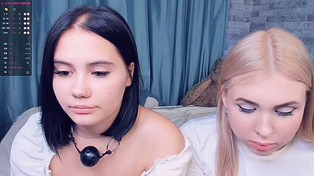 GloriyaKaily naked stripping on cam for live sex video chat