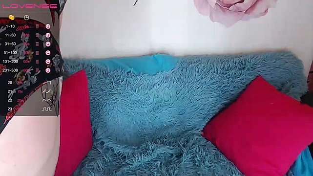 LisaTaxx naked stripping on cam for live sex video chat