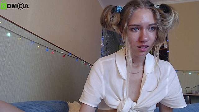 Sianaa naked stripping on cam for live sex video chat