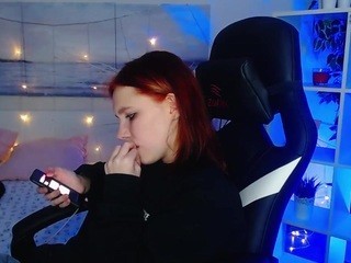 emmi-pose naked in her Live Sex Chat