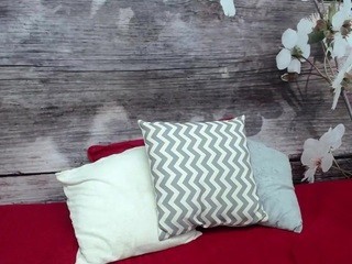 IsaRosse naked in her Live Sex Chat