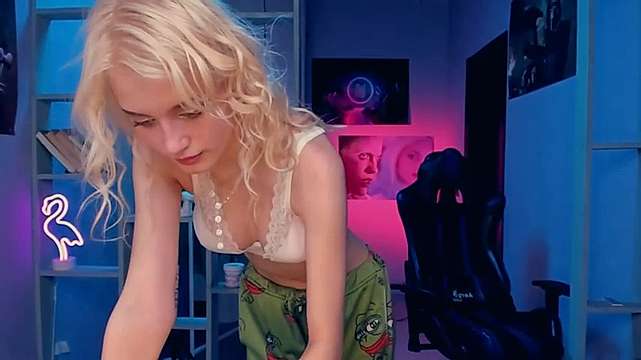_lisa_simpson_ naked stripping on cam for live sex video chat